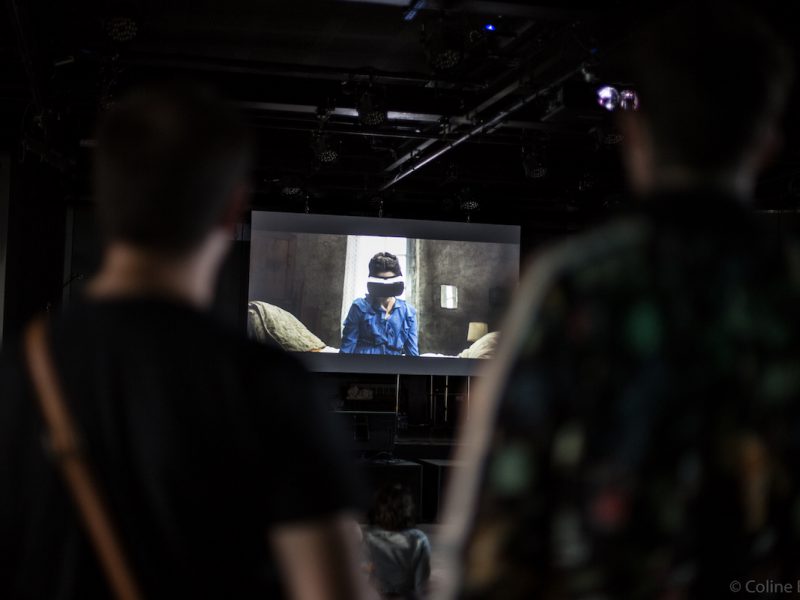 Le public regarde un clip